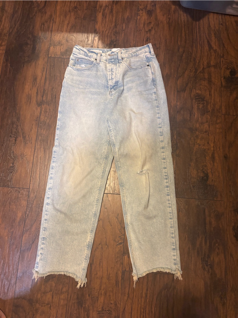 Light Wash High-Rise Women's Jeans with Raw Hem